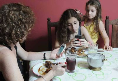 Uso excesivo de celulares y tablets �amenaza� el v�nculo padres-hijos