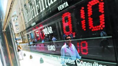 El d�lar cumple 100 d�as a $8: esperan que empiece a subir