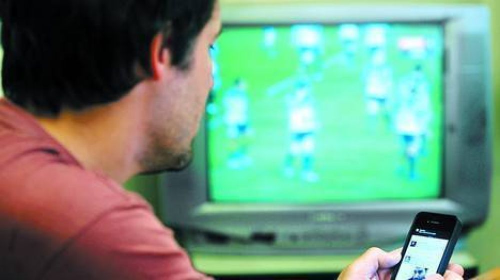Ver TV y tuitear, la moda que convirti� a los usuarios en cr�ticos despiadados