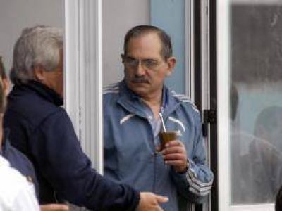 Alperovich viol� la prohibici�n de hinchas con la chapa de gobernador