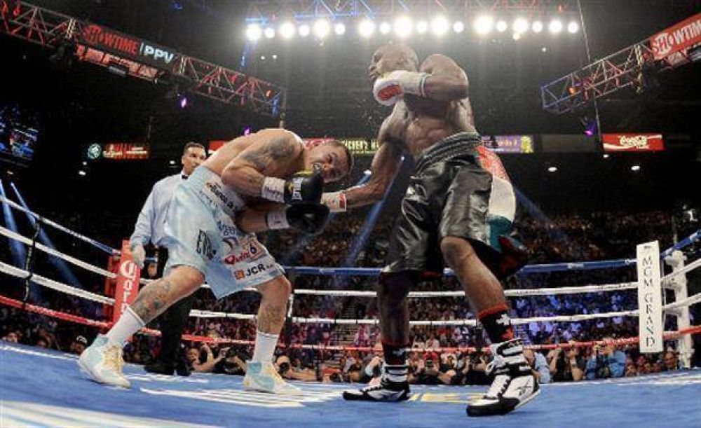 El Chino Maidana pele a lo grande, pero no fue suficiente ante el talento de Floyd Mayweather