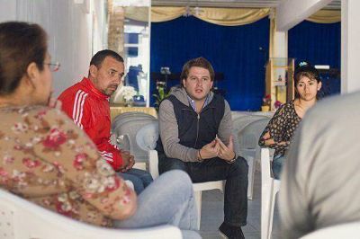 Alex Campbell acerc� donaciones para una iglesia de San Fernando