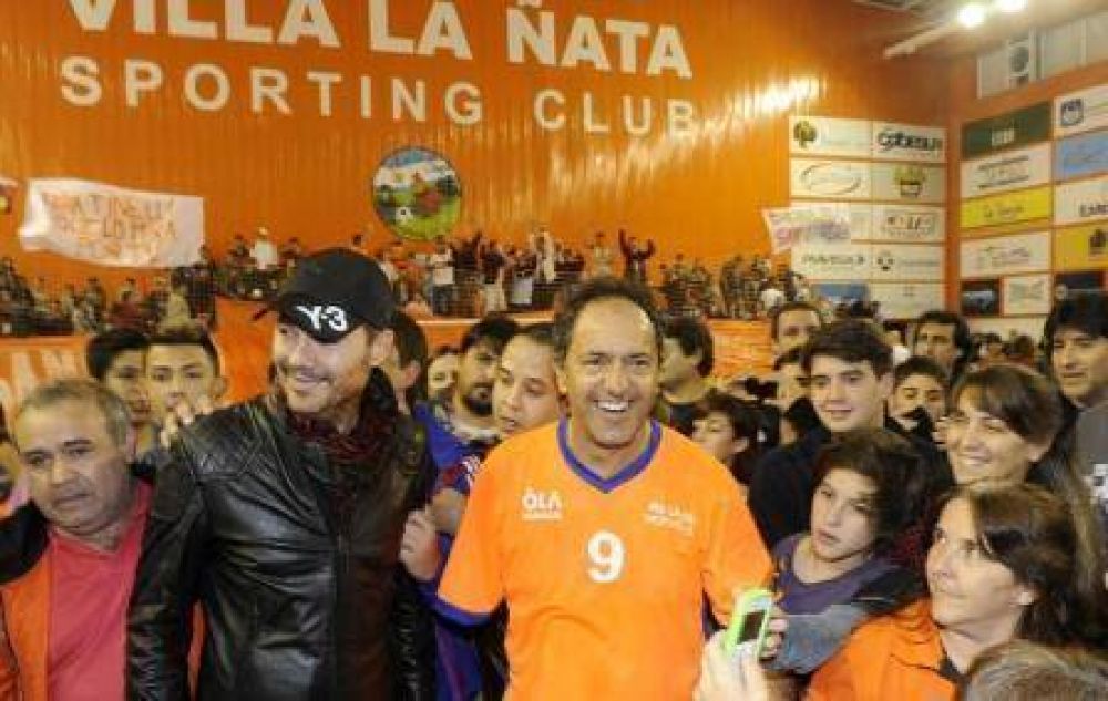 Marcelo Tinelli y Daniel Scioli se mostraron juntos en un partido de futsal en Villa La �ata 