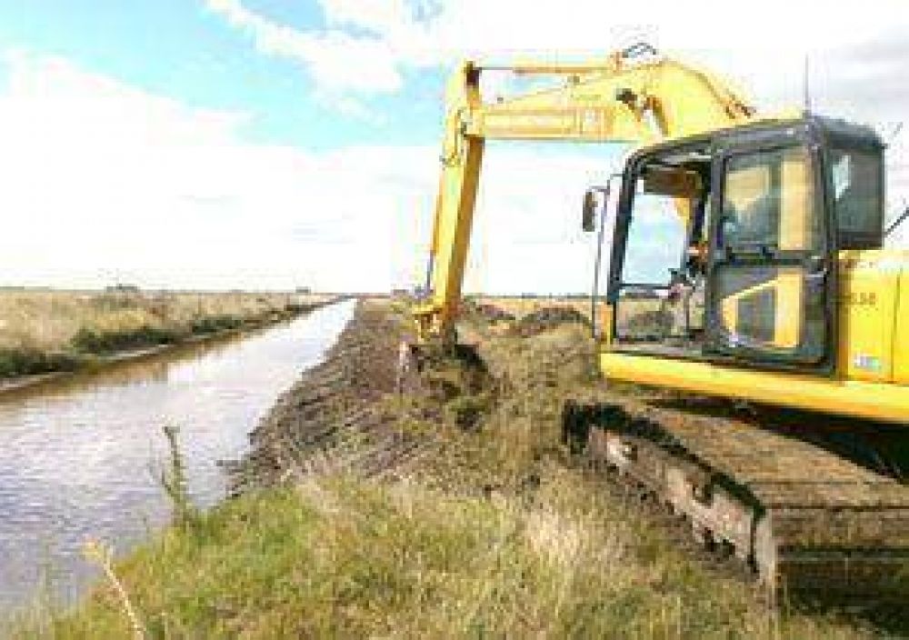 Limpian canal que permite el desagote de campos de Agust�n Roca y Obligado