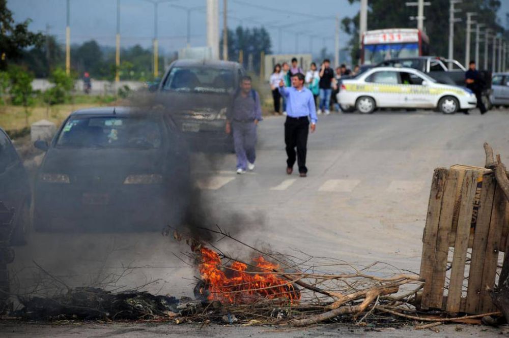 Les prometieron una autopista de lujo, pero s�lo tienen una calle peligrosa y sin luz