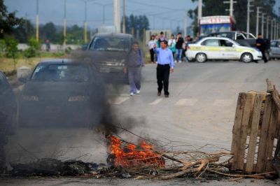Les prometieron una autopista de lujo, pero s�lo tienen una calle peligrosa y sin luz