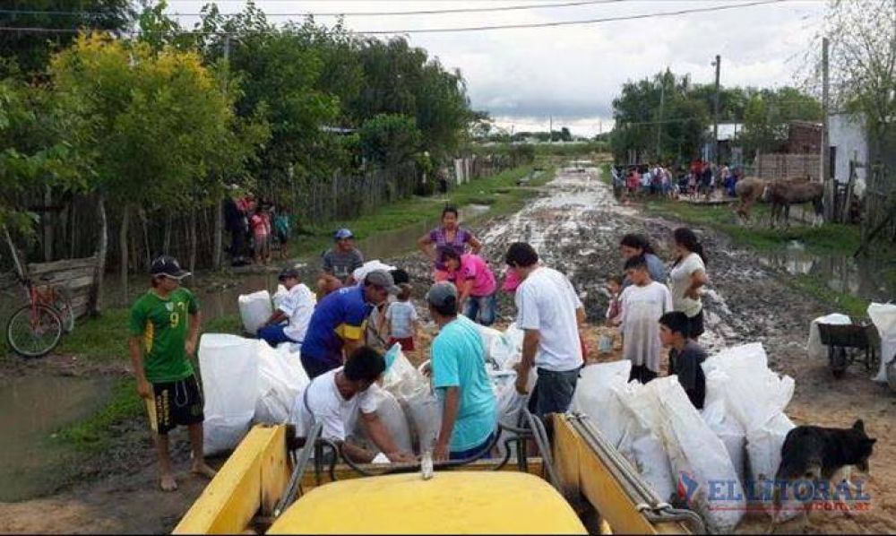 La lluvia aneg� varios barrios goyanos y decenas de familias recibieron asistencia
