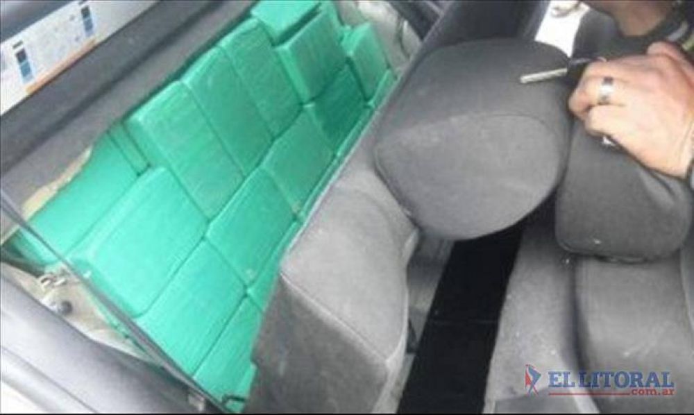 Detuvieron a un gendarme correntino con 150 kilos de cocana en el interior de un auto