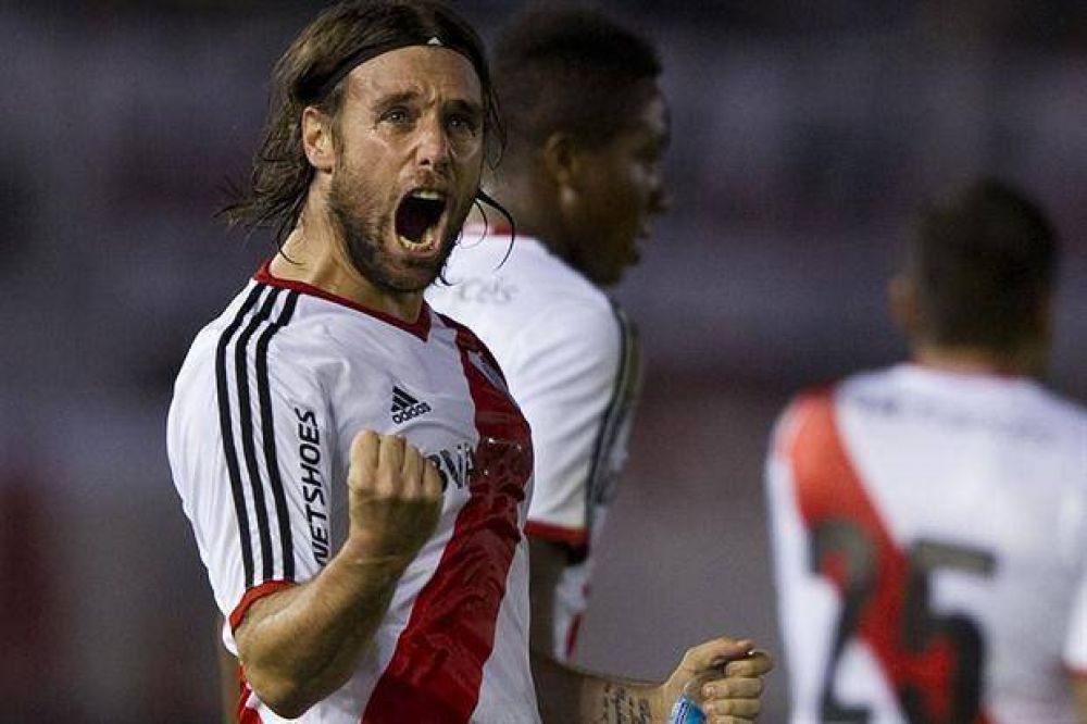 Con Chichizola como h�roe, River super� a Racing, sufri�, y es otra vez l�der del torneo