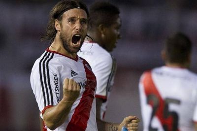 Con Chichizola como h�roe, River super� a Racing, sufri�, y es otra vez l�der del torneo