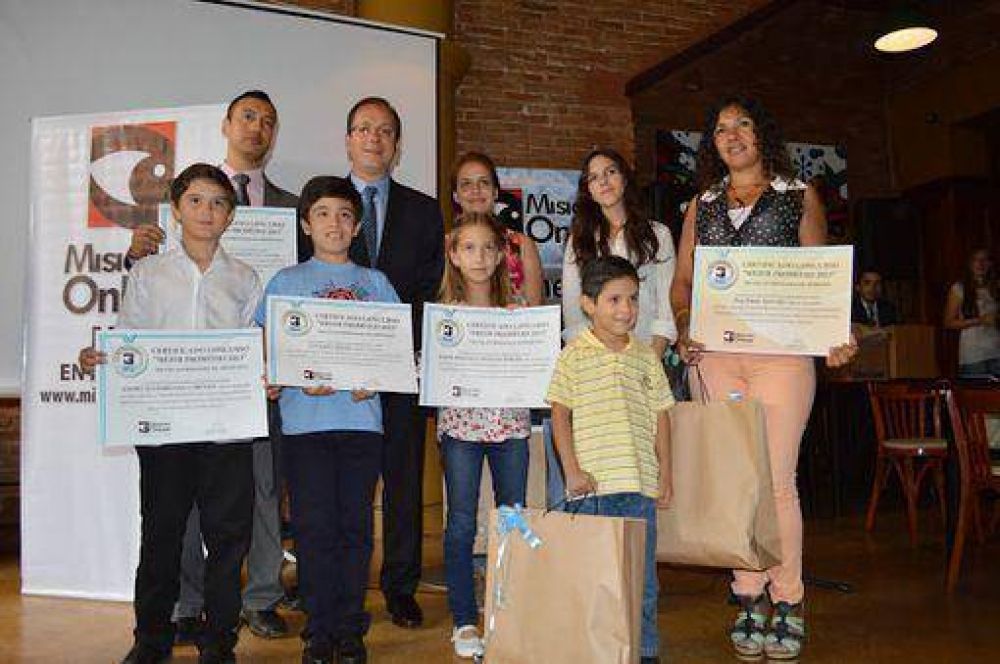 Abril cerr con la entrega de premios y becas a los 14 ganadores del concurso Mejor Promedio de Misiones OnLine
