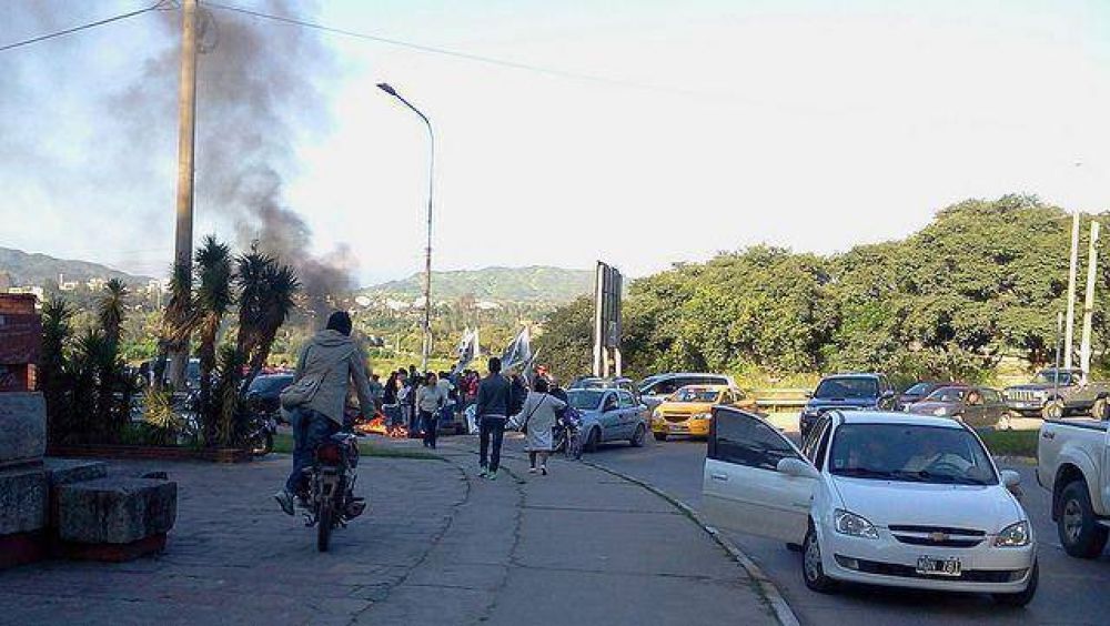 Diputada pide prohibir por ley la quema de neumticos en protestas callejeras