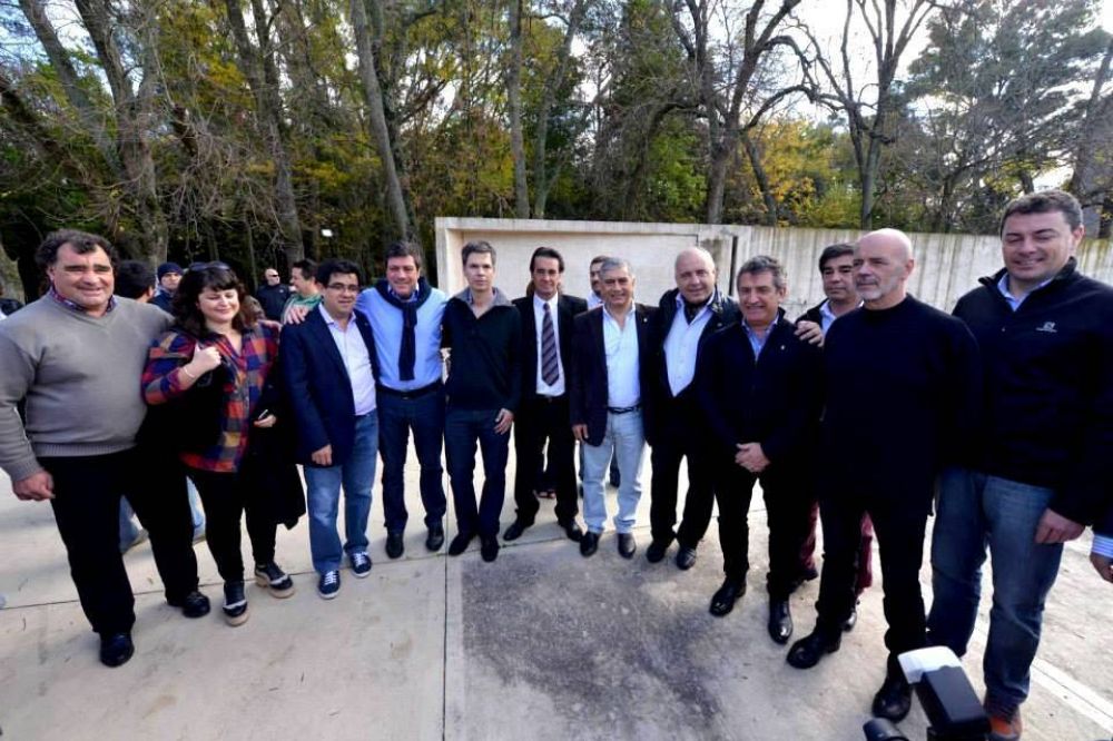 Arl�a y Telerman le dan la espalda a Scioli y se sacan foto con Urribarri