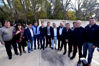 Arl�a y Telerman le dan la espalda a Scioli y se sacan foto con Urribarri
