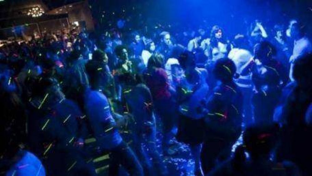 Represi�n policial tras la clausura de un boliche platense
