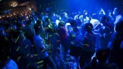 Represi�n policial tras la clausura de un boliche platense
