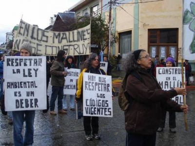 Vecinos desfilaron en defensa de laguna El Tr�bol
