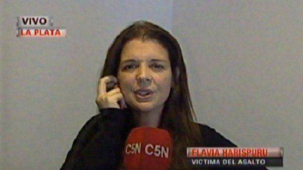 Le roban el auto y la arrastran cuando intenta rescatar a su beb� de un a�o