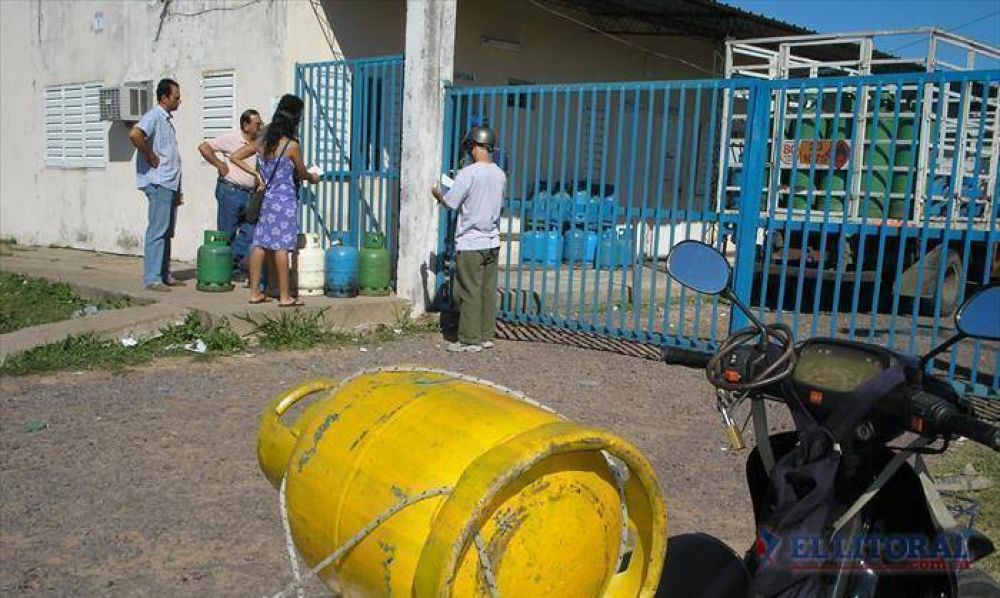 Garrafas sociales: se profundiza la escasez y fijan prioridades para la venta en barrios