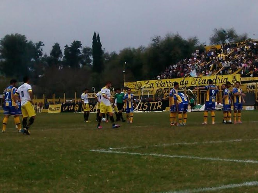 Flandria sum� un empate y sigue asfixiado por el promedio