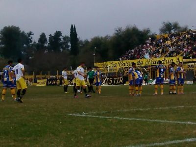 Flandria sum� un empate y sigue asfixiado por el promedio