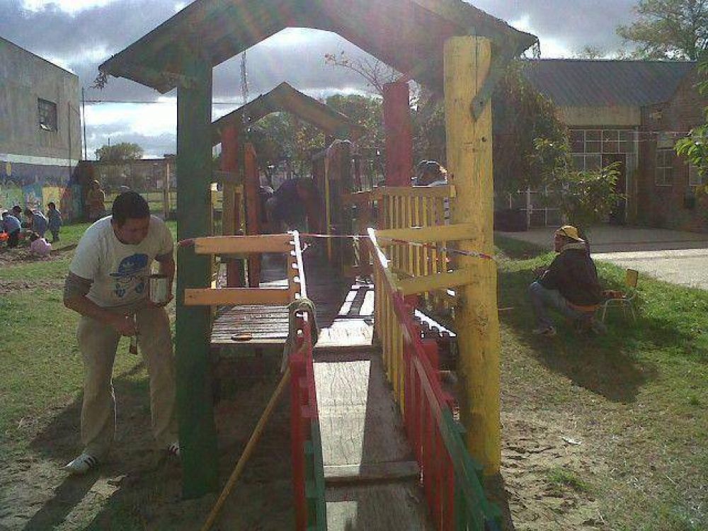 El centro de Formaci�n Profesional reconstruy� el juego del Jard�n de Infantes N�942