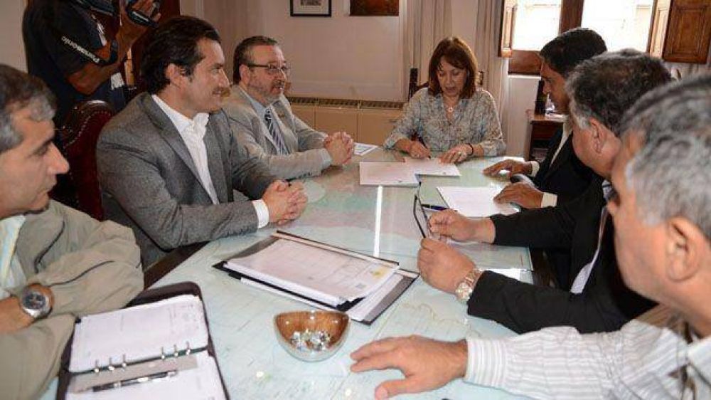 Firman el inicio de obras para ampliar la red de gas en Paran�  