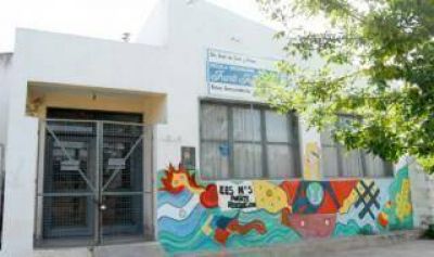 Reabren con custodia policial la escuela de Jun�n donde asesinaron a Naira Cofreces
