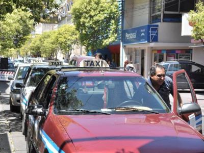 Concejales piden que los taxistas usen un uniforme obligatorio