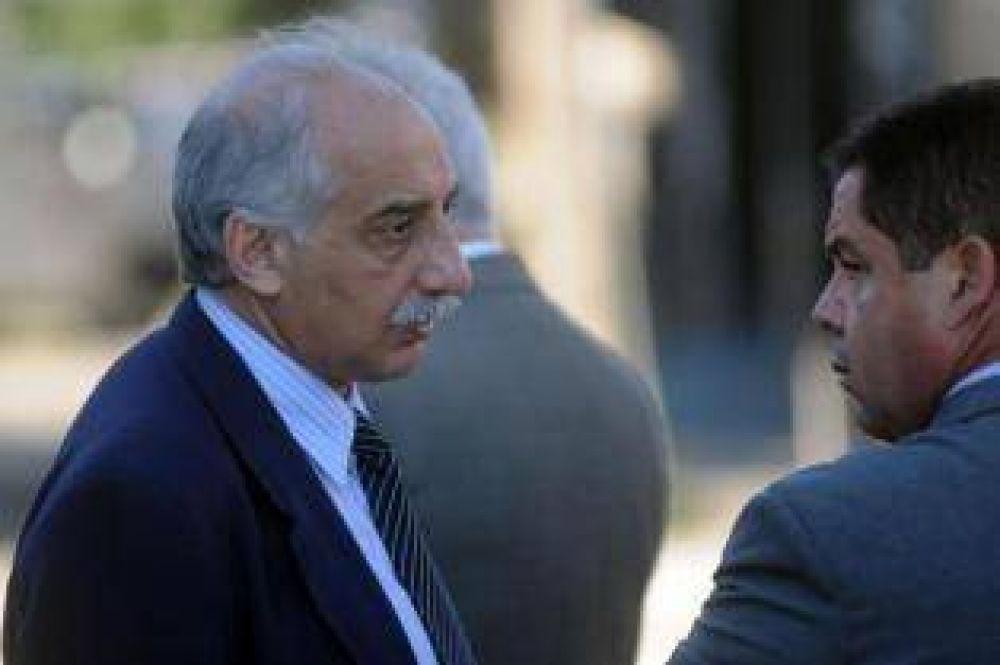 La remoci�n de Albaca, en manos legislativas