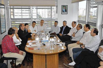 En medio de una tensa espera, hoy continuar�n las negociaciones