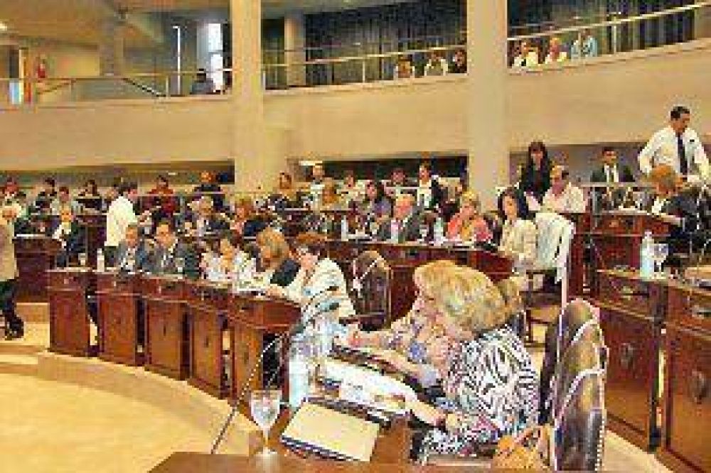 Quieren reconocer la labor de santiague�a en DD.HH.