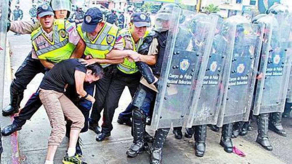 Denuncian torturas y disparos contra estudiantes en Venezuela