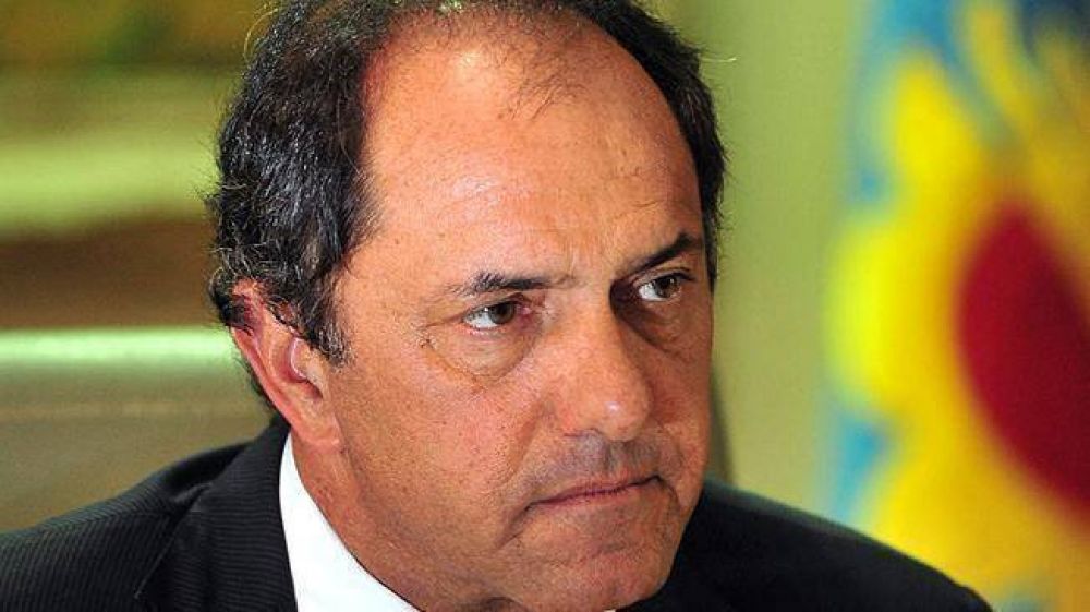 Llega Scioli, con traje de candidato
