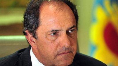 Llega Scioli, con traje de candidato
