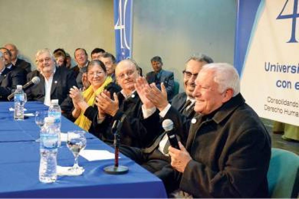 El primer rector y otras personalidades de la regi�n realzaron el acto central de la Universidad
