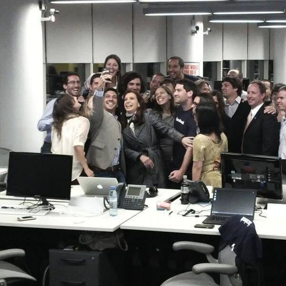 Cristina Kirchner tambi�n se tom� una selfie en Facebook