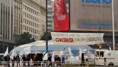 Se cumplen 16 d�as de acampe en la avenida 9 de Julio