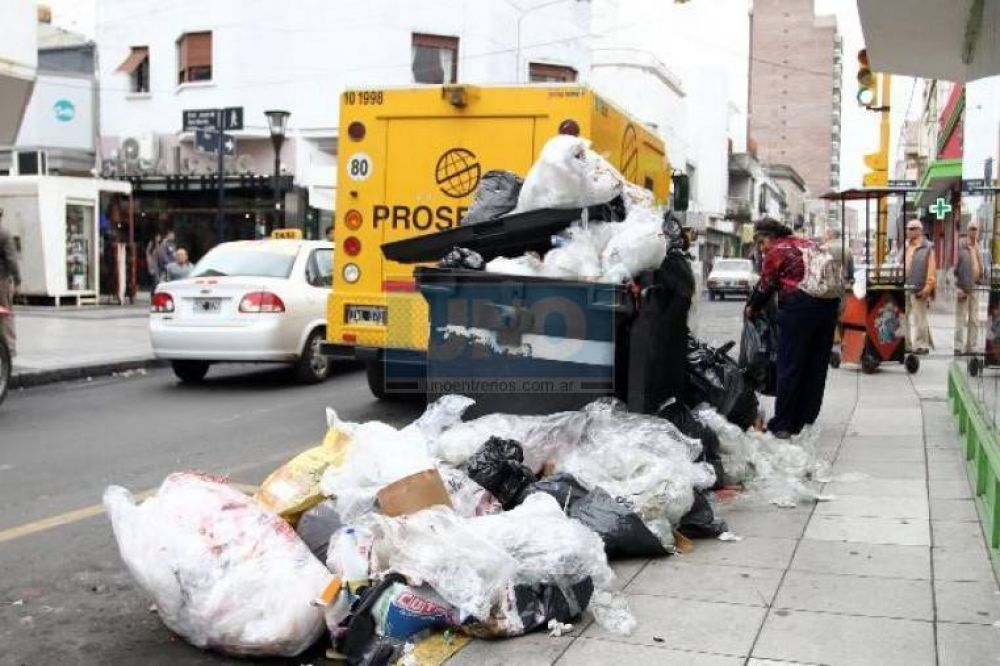 La basura sigue presente en las calles de Paran�