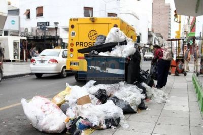La basura sigue presente en las calles de Paran�