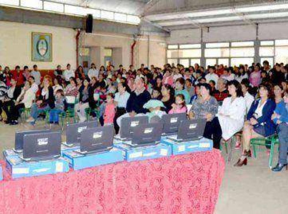 Conectar Igualdad: Escuela N� 27 recibi� 135 netbooks