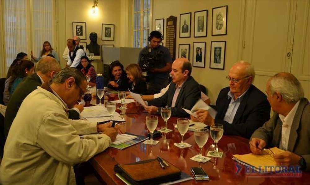 Pese al faltazo del PJ, el Consejo Consultivo defini� ejes de trabajo y priorizar� la educaci�n