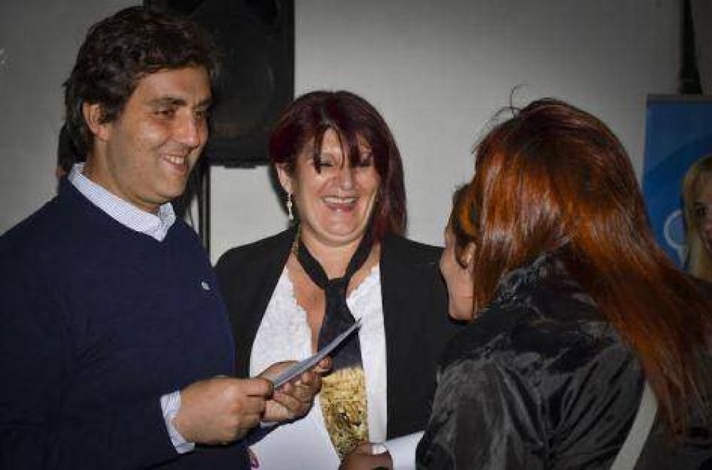 Entregaron becas para capacitaci�n de vecinos de Luj�n