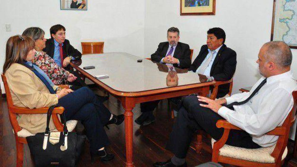 Buzzi se reuni� con diputados del FpV