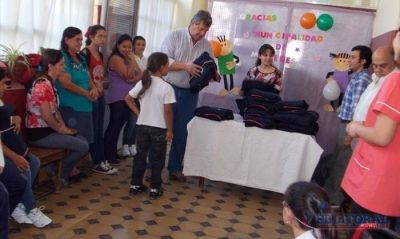 Entregaron ayuda a una familia y uniformes a una escuela especial