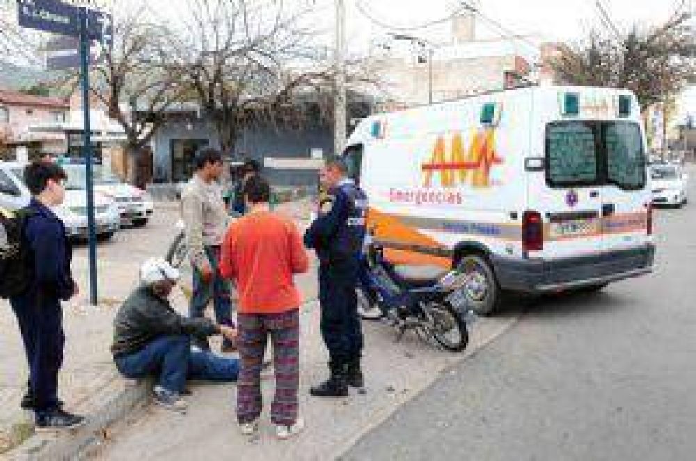 Choc� un cami�n, perdi� el control y cay� al asfalto