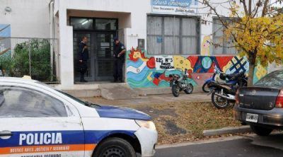 La custodia policial permanecer� todo el a�o en la Escuela Secundaria N� 5