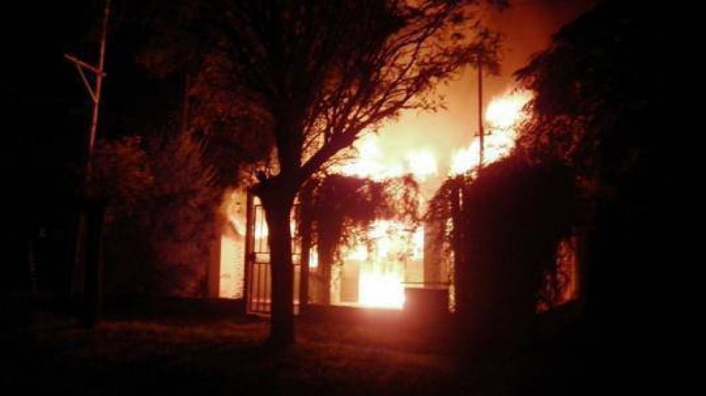 Incendio total de una vivienda en Pueblo Nuevo
