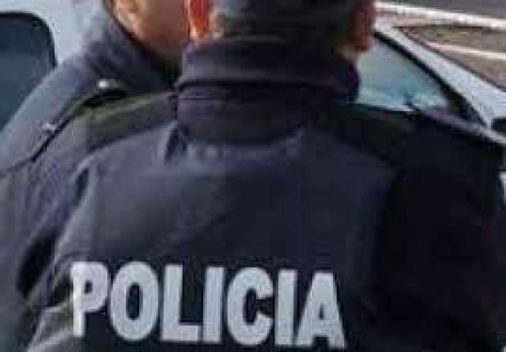 Motochorros encapuchados roban una netbook y 5 mil pesos en NOA Aberturas