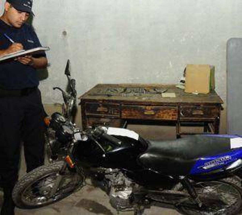Buscaban herramientas y hallan una moto 150